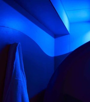 Présentation des cabines équipées de luminothérapie, utilisées lors d'une cure thermale conventionnée rhumatologie à la station thermale du Grand Hôtel de Dax